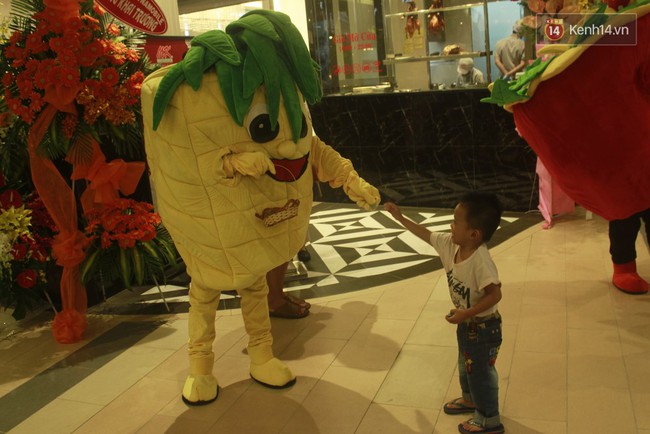 Ng&agrave;y đầu khai trương, khu ăn uống của AEON MALL B&igrave;nh T&acirc;n b&aacute;n hết sạch từ sớm - Ảnh 8.