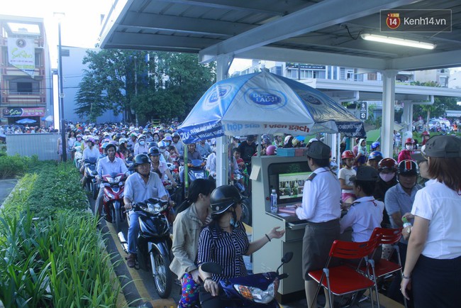 Ng&agrave;y đầu khai trương, khu ăn uống của AEON MALL B&igrave;nh T&acirc;n b&aacute;n hết sạch từ sớm - Ảnh 1.