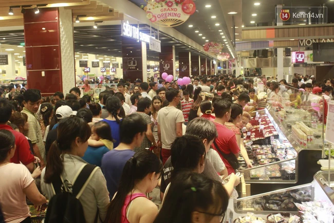 Ng&agrave;y đầu khai trương, khu ăn uống của AEON MALL B&igrave;nh T&acirc;n b&aacute;n hết sạch từ sớm - Ảnh 9.