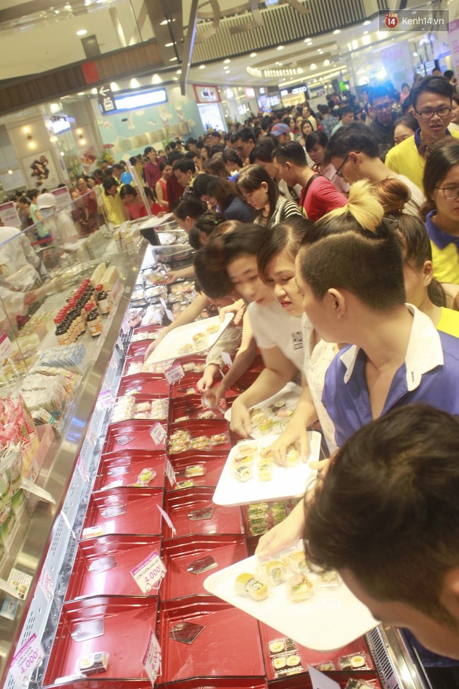 Ng&agrave;y đầu khai trương, khu ăn uống của AEON MALL B&igrave;nh T&acirc;n b&aacute;n hết sạch từ sớm - Ảnh 10.