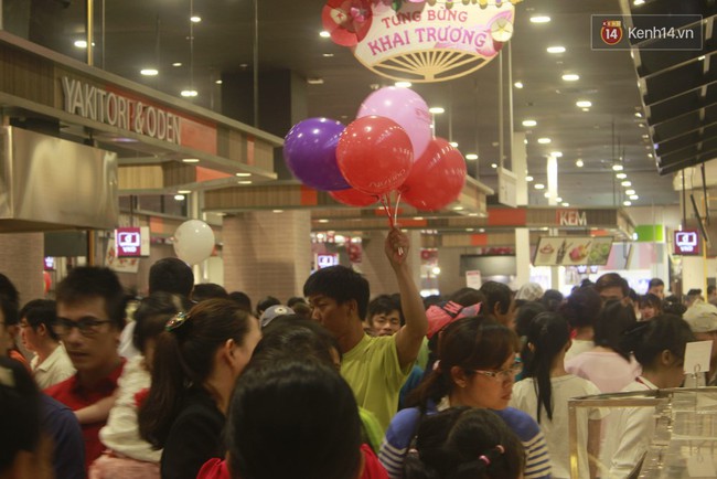 Ng&agrave;y đầu khai trương, khu ăn uống của AEON MALL B&igrave;nh T&acirc;n b&aacute;n hết sạch từ sớm - Ảnh 2.