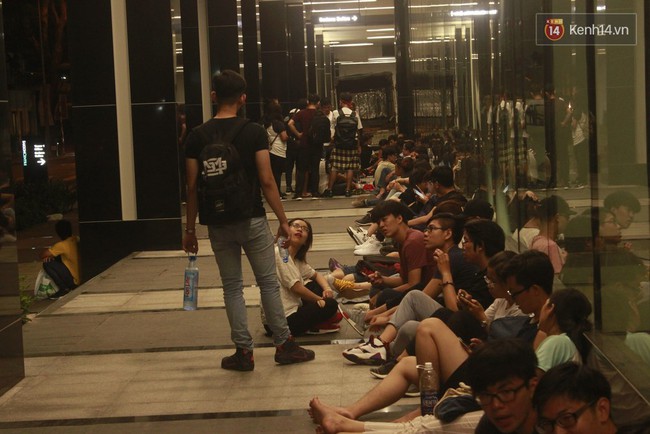 Hàng trăm bạn trẻ Sài Gòn cắm trại thâu đêm trước trung tâm thương mại chờ mua giày hiệu - Ảnh 2.