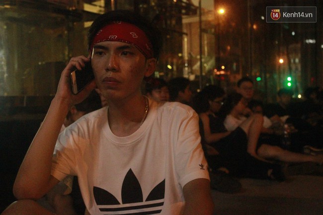Hàng trăm bạn trẻ Sài Gòn cắm trại thâu đêm trước trung tâm thương mại chờ mua giày hiệu - Ảnh 10.