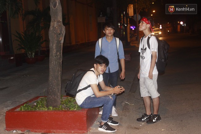 Hàng trăm bạn trẻ Sài Gòn cắm trại thâu đêm trước trung tâm thương mại chờ mua giày hiệu - Ảnh 5.