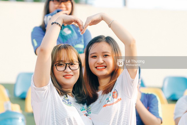Fan nữ đi h&agrave;ng trăm km cổ vũ đồng đội C&ocirc;ng Phượng, Xu&acirc;n Trường - Ảnh 2.