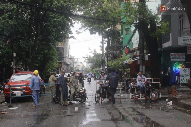 Mưa lớn khiến cổ thụ ở Sài Gòn bật gốc đè 3 căn nhà, cúp điện toàn khu vực - Ảnh 9.