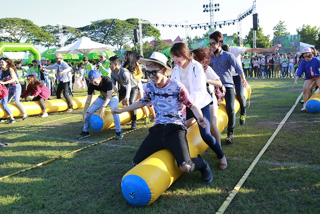 Sơn Tùng M-TP, Soobin Hoàng Sơn ăn vội bánh ngọt cứu đói trước đêm nhạc sinh viên - Ảnh 25.