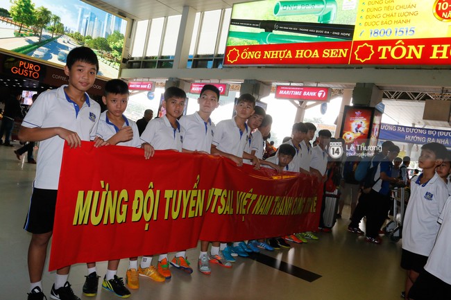 Những người hùng futsal Việt Nam trở về trong vòng tay vợ con và người thân - Ảnh 3.