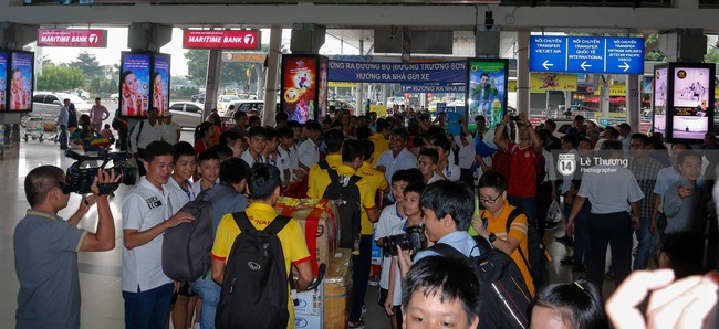 Những người hùng futsal Việt Nam trở về trong vòng tay vợ con và người thân - Ảnh 5.