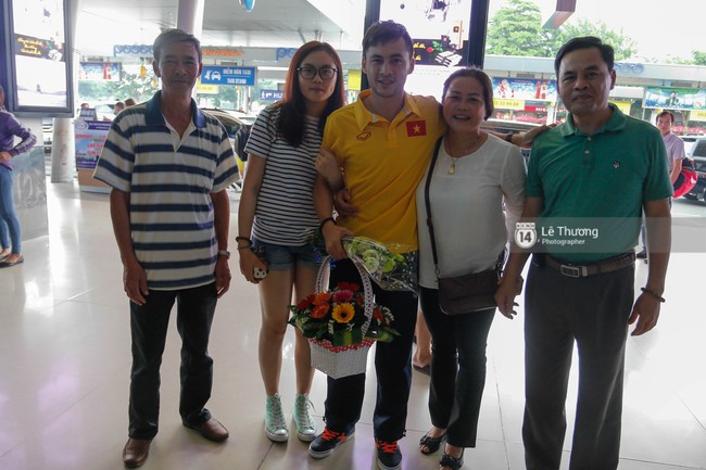 Những người h&ugrave;ng futsal Việt Nam trở về trong v&ograve;ng tay vợ con v&agrave; người th&acirc;n - Ảnh 8.
