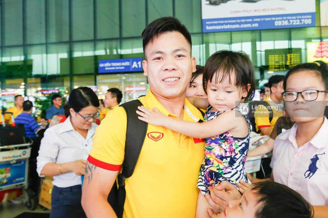 Những người hùng futsal Việt Nam trở về trong vòng tay vợ con và người thân - Ảnh 9.