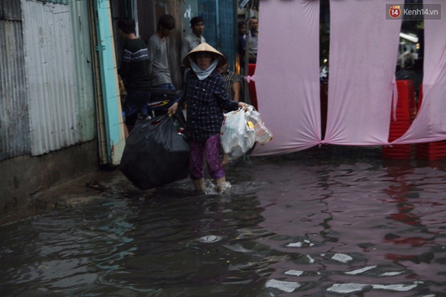Nước ngập khắp các tuyến đường ở Sài Gòn sau cơn mưa lớn - Ảnh 7.