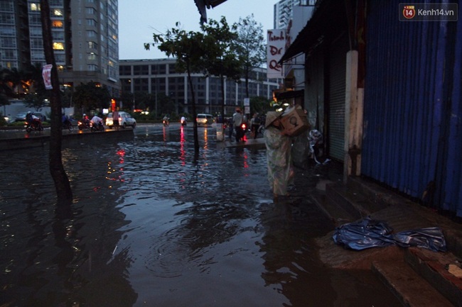 Nước ngập khắp các tuyến đường ở Sài Gòn sau cơn mưa lớn - Ảnh 9.