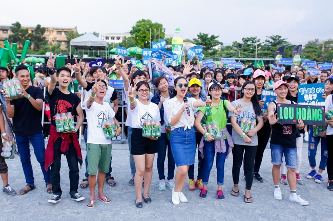 25.000 khán giả phủ kín SVĐ, tràn cả ra lề đường để xem Sơn Tùng M-TP và Hoàng Thùy Linh - Ảnh 33.
