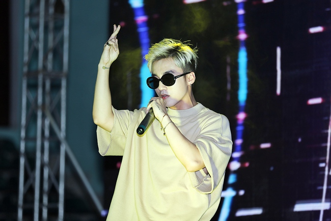 Sơn T&ugrave;ng M-TP cảm ơn fan c&ugrave;ng vượt qua s&oacute;ng gi&oacute; trong buổi offline tại qu&ecirc; hương Th&aacute;i B&igrave;nh - Ảnh 6.