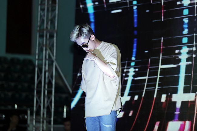 Sơn T&ugrave;ng M-TP cảm ơn fan c&ugrave;ng vượt qua s&oacute;ng gi&oacute; trong buổi offline tại qu&ecirc; hương Th&aacute;i B&igrave;nh - Ảnh 8.