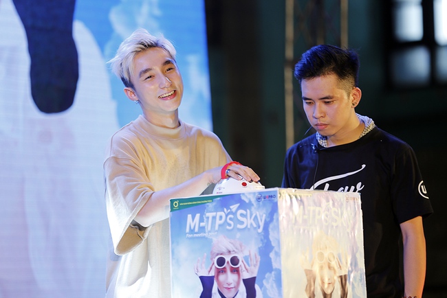Sơn T&ugrave;ng M-TP cảm ơn fan c&ugrave;ng vượt qua s&oacute;ng gi&oacute; trong buổi offline tại qu&ecirc; hương Th&aacute;i B&igrave;nh - Ảnh 13.