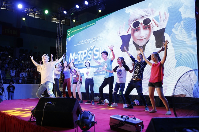 Sơn Tùng M-TP cảm ơn fan cùng vượt qua sóng gió trong buổi offline tại quê hương Thái Bình - Ảnh 14.