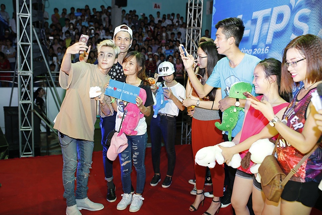Sơn T&ugrave;ng M-TP cảm ơn fan c&ugrave;ng vượt qua s&oacute;ng gi&oacute; trong buổi offline tại qu&ecirc; hương Th&aacute;i B&igrave;nh - Ảnh 17.