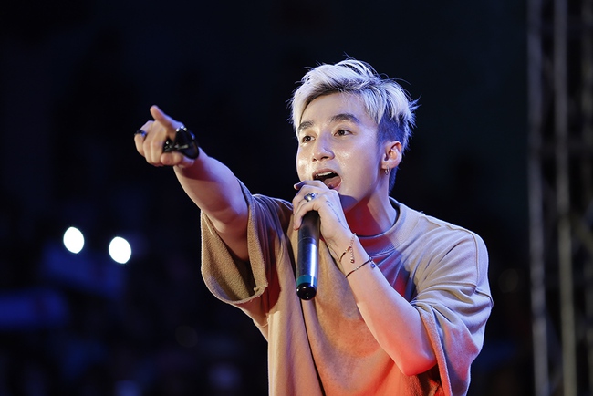 Sơn T&ugrave;ng M-TP cảm ơn fan c&ugrave;ng vượt qua s&oacute;ng gi&oacute; trong buổi offline tại qu&ecirc; hương Th&aacute;i B&igrave;nh - Ảnh 20.