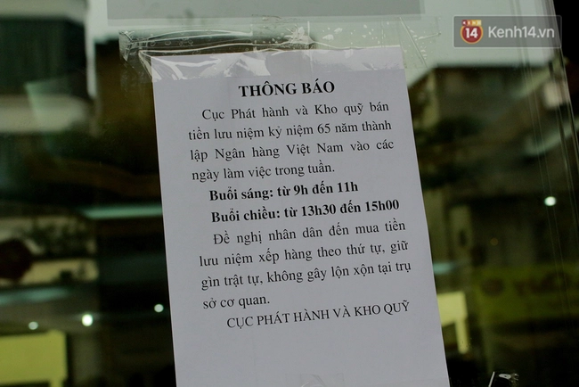 Người Hà Nội xếp hàng dài chờ mua những tờ tiền 100 đồng lưu niệm - Ảnh 3.