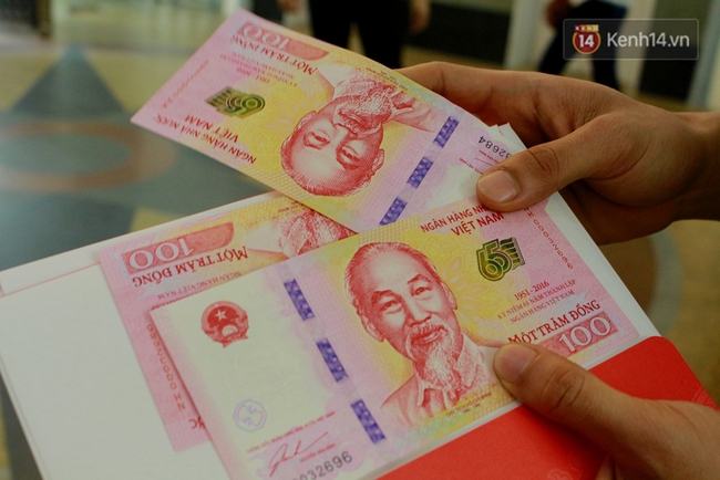 Người Hà Nội xếp hàng dài chờ mua những tờ tiền 100 đồng lưu niệm - Ảnh 7.
