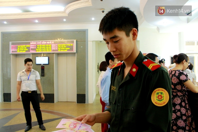 Người H&agrave; Nội xếp h&agrave;ng d&agrave;i chờ mua những tờ tiền 100 đồng lưu niệm - Ảnh 5.