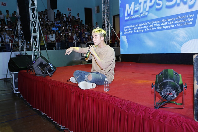 Sơn T&ugrave;ng M-TP cảm ơn fan c&ugrave;ng vượt qua s&oacute;ng gi&oacute; trong buổi offline tại qu&ecirc; hương Th&aacute;i B&igrave;nh - Ảnh 21.