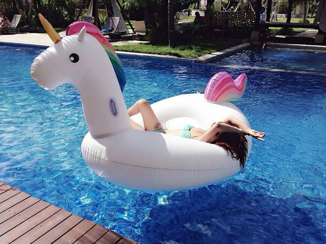 Ai cũng phải c&oacute; ảnh chụp với m&oacute;n phụ kiện hot nhất m&ugrave;a h&egrave; năm nay! - Ảnh 7.