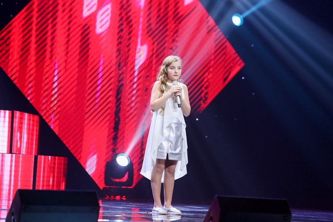 The Voice Kids: Noo Phước Thịnh hờn dỗi vì Đông Nhi giành được cậu bé vắt hai chân lên đầu - Ảnh 8.