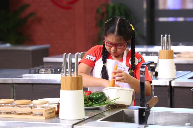 MasterChef nhí: Cậu bé 9 tuổi bức xúc dùm các bạn nữ bị loại - Ảnh 14.