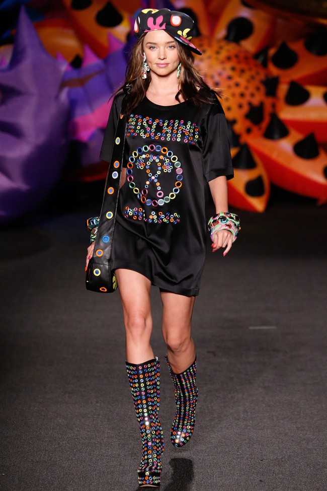 Miranda Kerr t&aacute;i xuất tr&ecirc;n s&agrave;n diễn Moschino - Ảnh 2.