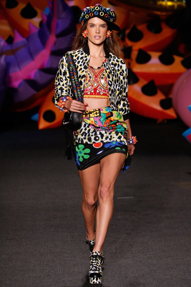 Miranda Kerr t&aacute;i xuất tr&ecirc;n s&agrave;n diễn Moschino - Ảnh 5.