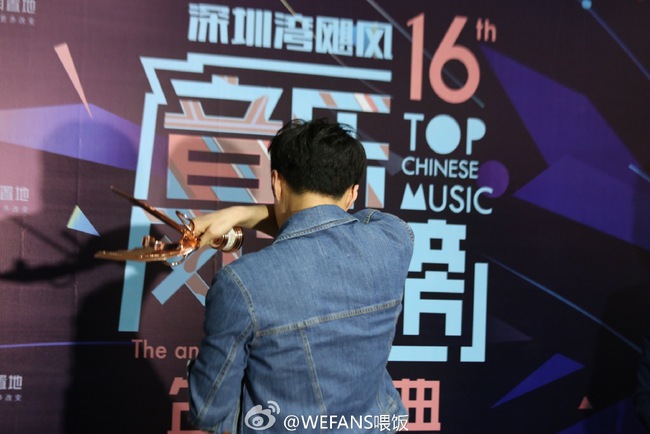 Thực hư chuyện Lay (EXO) bất ngờ ngất xỉu trong hậu trường Chinese Top Music Awards - Ảnh 9.