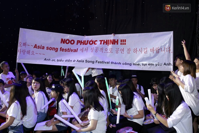 Noo Phước Thịnh sướng rơn khi fan giơ cao banner động viên trước khi sang Hàn Quốc dự Asia Song Festival - Ảnh 3.