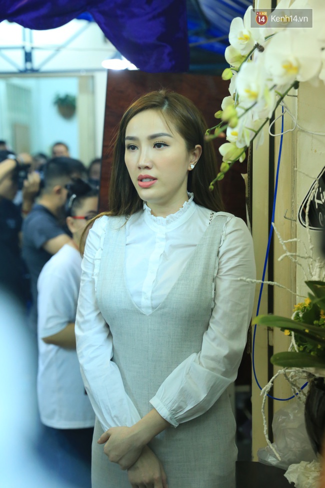 Mặc trời mưa, Noo Phước Thịnh, Minh Hằng cùng dòng người vẫn tới tiễn đưa Minh Thuận - Ảnh 3.