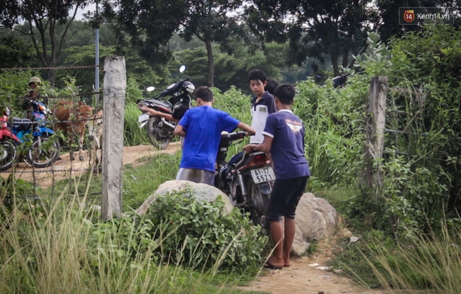 Mặc nhiều người đ&atilde; bỏ mạng ở hồ Đ&aacute; tử thần, sinh vi&ecirc;n l&agrave;ng Đại học vẫn x&eacute; r&agrave;o v&agrave;o tắm - Ảnh 4.