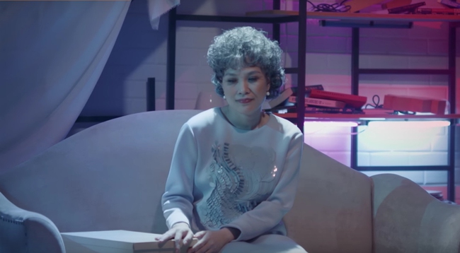 Mỹ T&acirc;m h&oacute;a b&agrave; l&atilde;o gi&agrave; nua để truyền tải sự chung thủy trong MV mới toanh! - Ảnh 4.