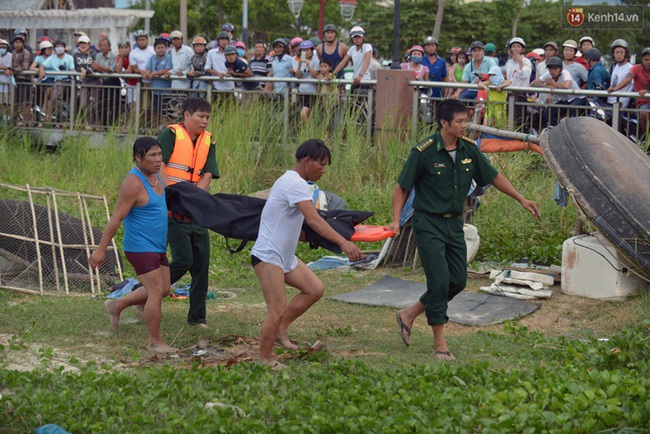 Vụ chìm tàu ở Đà Nẵng: Người thân khóc ngất khi cả 3 thi thể được vớt lên - Ảnh 9.