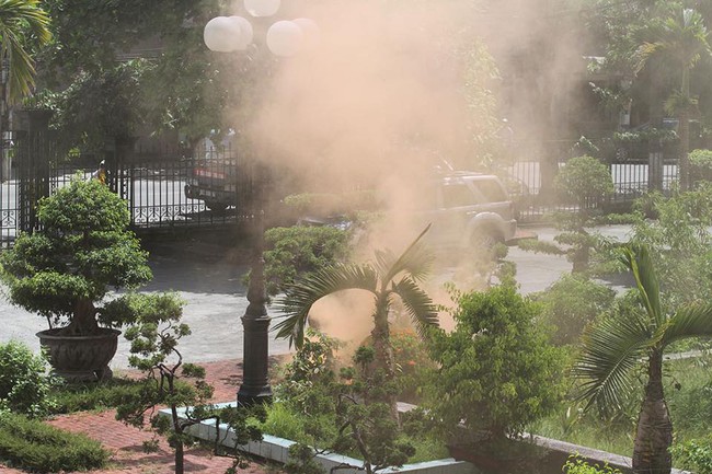 Giữa trưa, CĐV Nam Định quậy phá, ném pháo sáng vào khách sạn CLB TPHCM đóng quân - Ảnh 4.