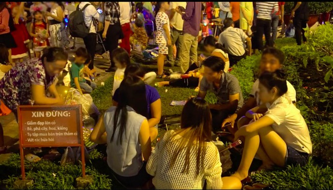 Người dân thản nhiên vứt rác, giẫm nát bãi cỏ trong đêm Giáng sinh - Ảnh 5.