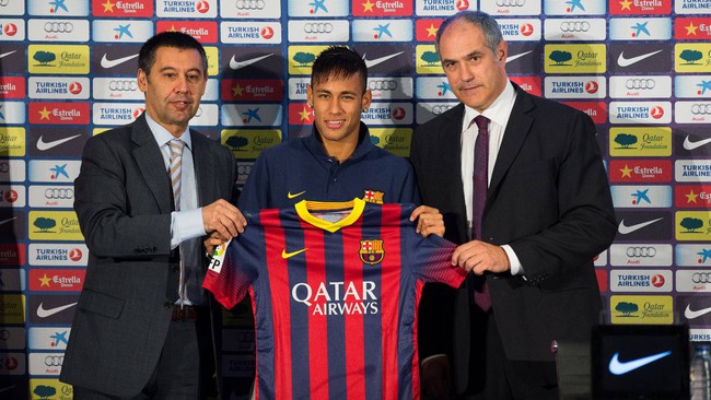 B&iacute; mật bản hợp đồng bom tấn Neymar tới Barcelona được h&eacute; lộ - Ảnh 1.