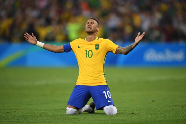 Neymar vui sướng ôm chầm bạn gái cũ trong ngày vô địch Olympic - Ảnh 2.