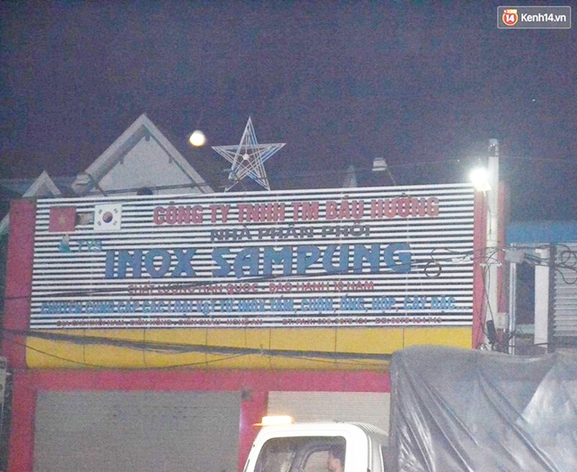 Tr&egrave;o l&ecirc;n n&oacute;c nh&agrave; trang tr&iacute; đ&oacute;n Noel, người đ&agrave;n &ocirc;ng rơi xuống đất tử vong - Ảnh 1.