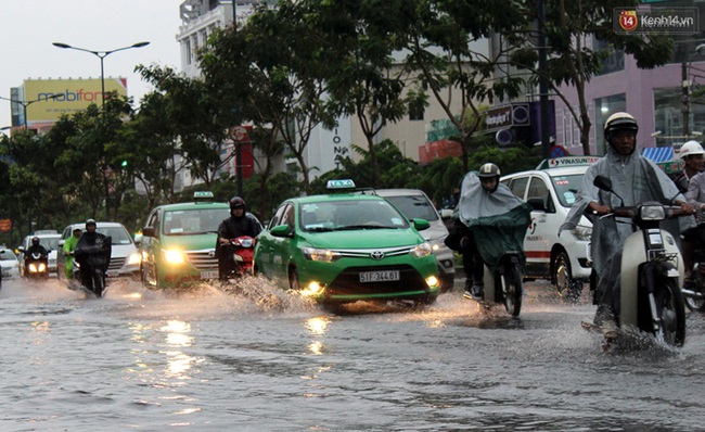Nhiều tuyến đường ở Sài Gòn ngập nặng sau cơn mưa lớn - Ảnh 13.