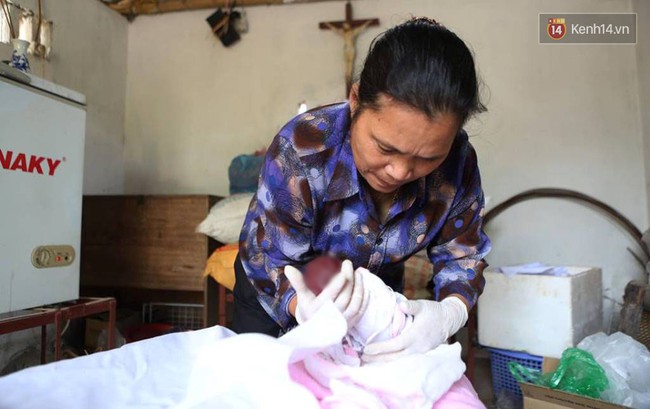 Người đ&agrave;n b&agrave; hơn 10 năm g&otilde; cửa từng ph&ograve;ng kh&aacute;m ở H&agrave; Nội để xin c&aacute;c h&agrave;i nhi xấu số về ch&ocirc;n cất - Ảnh 1.
