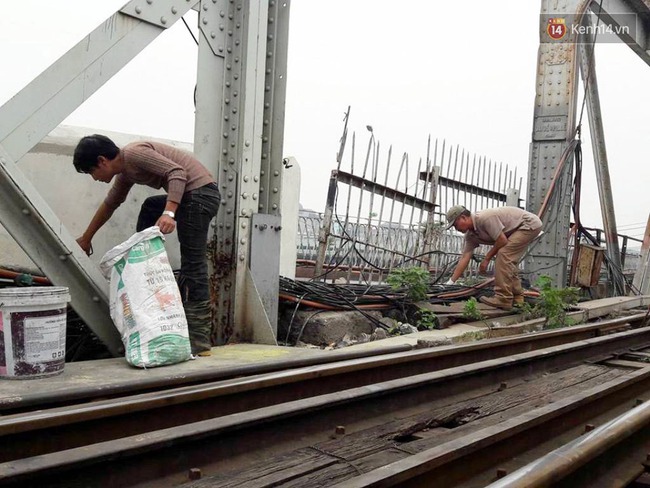 Chân cầu Long Biên sạch bóng kim tiêm, công an và dân phòng chốt chặt xử lý con nghiện tiêm chích ma túy - Ảnh 2.