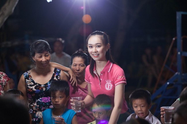 HHVN 2016: HĂng Ni&ecirc; bật kh&oacute;c kể về tuổi thơ, Trấn Th&agrave;nh &ocirc;m chầm lấy người đẹp Đ&agrave; Nẵng - Ảnh 13.