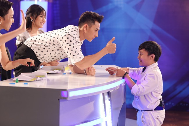 Idol Kids: Isaac qu&ecirc;n lu&ocirc;n giới t&iacute;nh trước người đ&agrave;n &ocirc;ng n&agrave;y! - Ảnh 14.