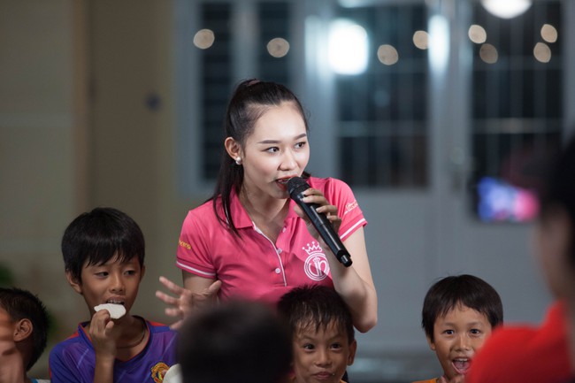 HHVN 2016: HĂng Ni&ecirc; bật kh&oacute;c kể về tuổi thơ, Trấn Th&agrave;nh &ocirc;m chầm lấy người đẹp Đ&agrave; Nẵng - Ảnh 12.